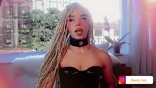 DanniLee  online show from October 26, 2025, 9:04 pm