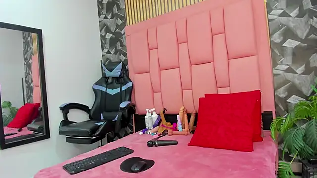 Brithanyslim online show from November 28, 2025, 1:11 pm