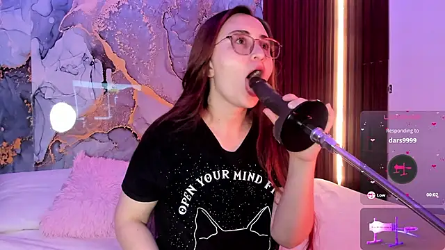 centaurigirl online show from October 19, 2025, 4:26 am