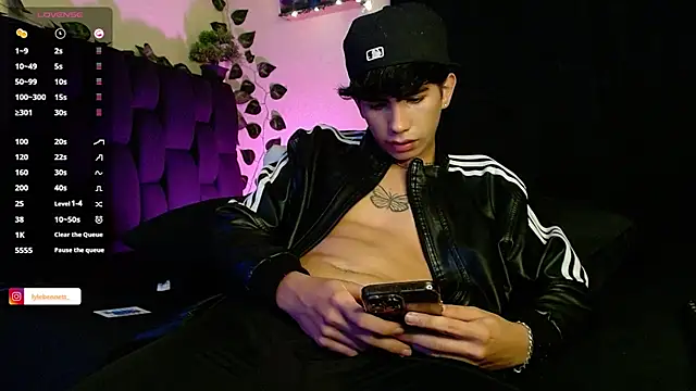 LyleBennett  online show from February 3, 2025, 12:47 pm