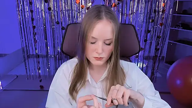 VivienLeeigh online show from March 17, 2025, 1:18 pm