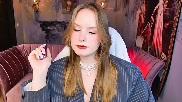 VivienLeeigh online show from May 4, 2026, 5:22 am