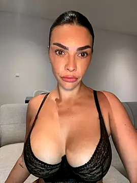 krissiswrld- online show from October 13, 2025, 3:35 pm