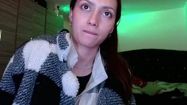 Snapshot of holy_juli chatting on June 10, 2026, 3:41 am holy juli online show from June 10, 2026, 3:41 am