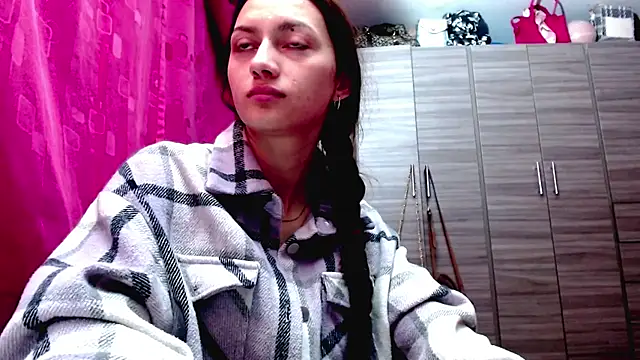 holy juli online show from February 15, 2026, 3:51 am