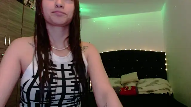 Snapshot of holy_juli chatting on May 24, 2026, 5:51 am holy juli online show from May 24, 2026, 5:51 am