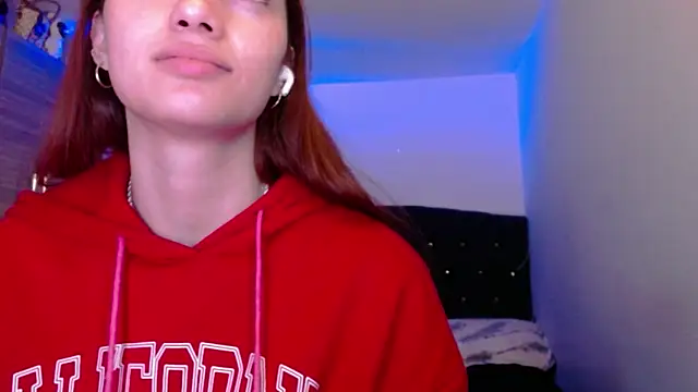 Snapshot of holy_juli chatting on June 2, 2026, 4:34 am holy juli online show from June 2, 2026, 4:34 am
