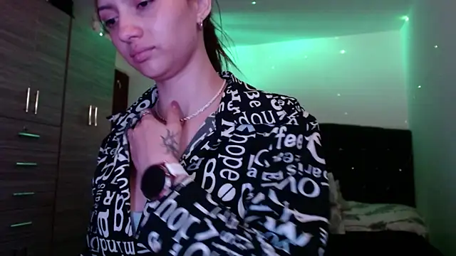 Snapshot of holy_juli chatting on June 11, 2026, 4:20 am holy juli online show from June 11, 2026, 4:20 am