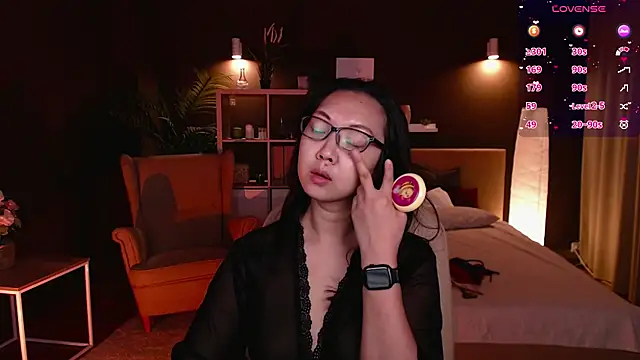 Marine Vact online show from October 5, 2025, 2:08 pm