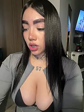 Snapshot of Nickiiiii chatting on March 4, 2026, 6:43 am Nickiiiii online show from March 4, 2026, 6:43 am