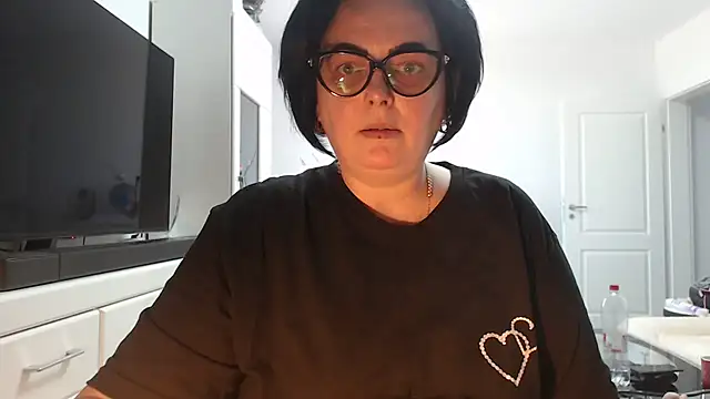 Amandamuller1982 online show from July 4, 2026, 1:37 pm
