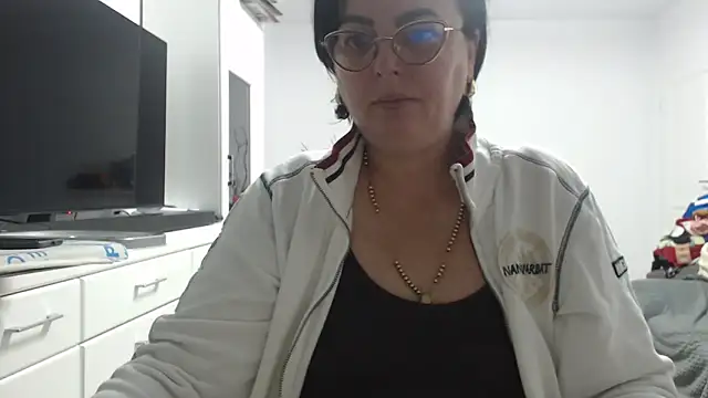 Amandamuller1982 online show from November 6, 2025, 8:57 pm