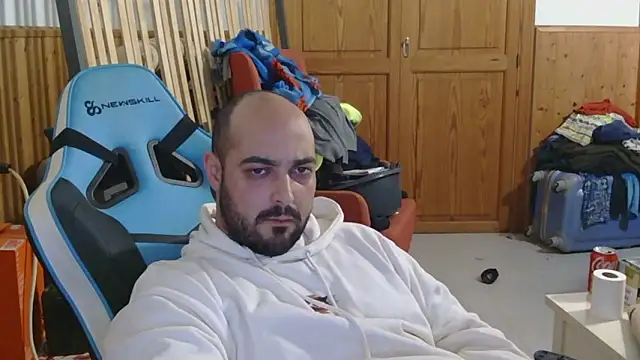 chicomallorca96 online show from February 2, 2026, 7:02 pm