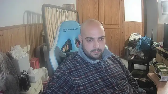 chicomallorca96 online show from November 17, 2025, 5:39 pm