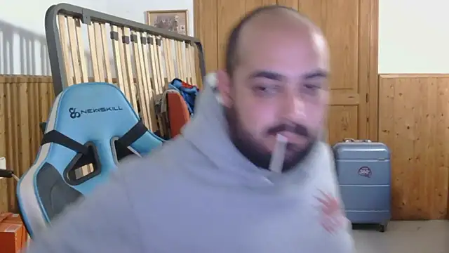 chicomallorca96 online show from February 16, 2026, 4:49 pm