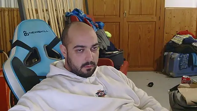 chicomallorca96 online show from February 1, 2026, 6:39 pm