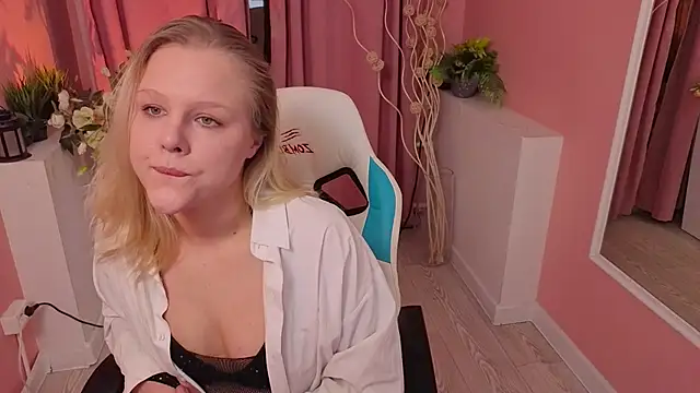 Snapshot of RoniOnix chatting on December 6, 2024, 8:56 pm RoniOnix online show from December 6, 2024, 8:56 pm