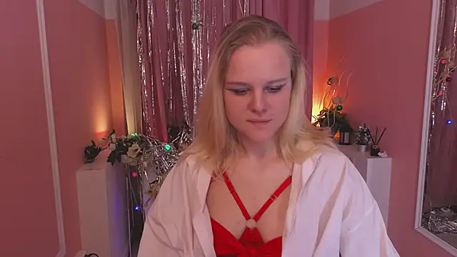 Snapshot of RoniOnix chatting on December 19, 2024, 11:35 pm RoniOnix online show from December 19, 2024, 11:35 pm