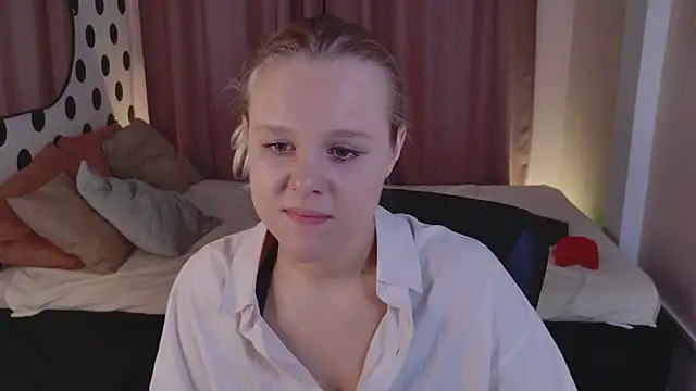 Snapshot of RoniOnix chatting on December 3, 2024, 3:37 am RoniOnix online show from December 3, 2024, 3:37 am