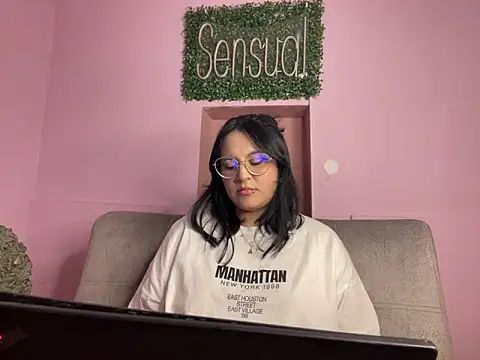 Snapshot of PoliBenett_ chatting on February 11, 2025, 5:29 pm PoliBenett online show from February 11, 2025, 5:29 pm