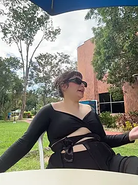 Snapshot of PoliBenett_ chatting on November 13, 2025, 7:18 pm PoliBenett online show from November 13, 2025, 7:18 pm