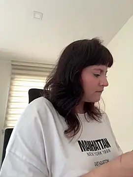 Snapshot of PoliBenett_ chatting on October 1, 2025, 3:27 pm PoliBenett online show from October 1, 2025, 3:27 pm