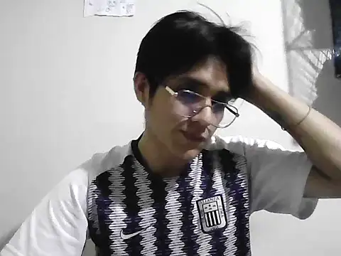 Snapshot of HardDick2 chatting on May 16, 2026, 5:28 am HardDick2 online show from May 16, 2026, 5:28 am