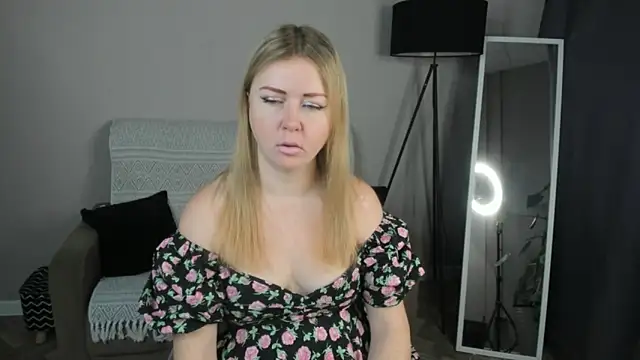 BettyBloom69 online show from December 18, 2025, 4:50 am