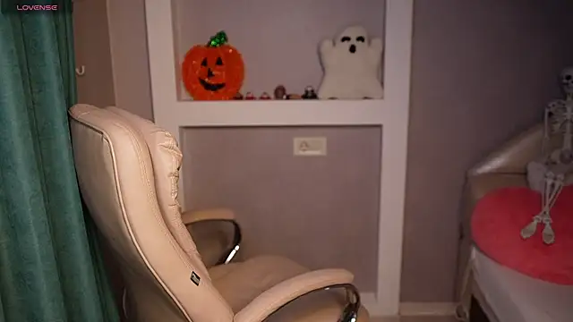 LisaElfy online show from November 3, 2025, 3:26 pm