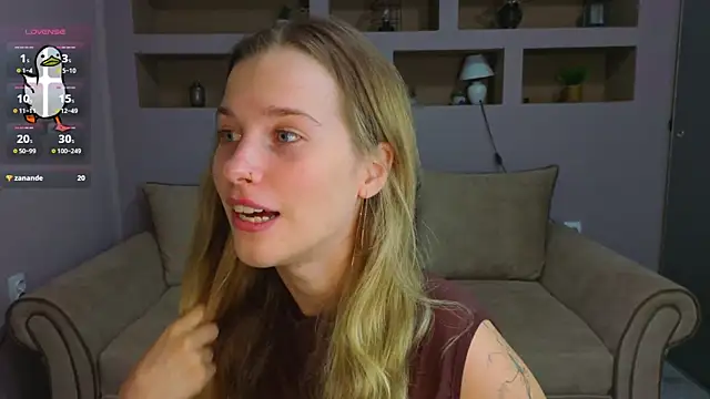 LinaCristonsen online show from September 30, 2025, 6:03 pm