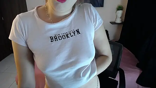 Snapshot of cristal-evanns chatting on March 9, 2026, 8:45 pm cristal-evanns online show from March 9, 2026, 8:45 pm