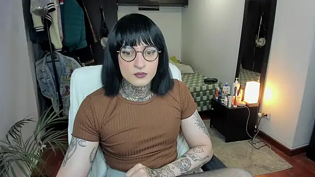 ShiiraVelkor online show from September 12, 2025, 9:42 am