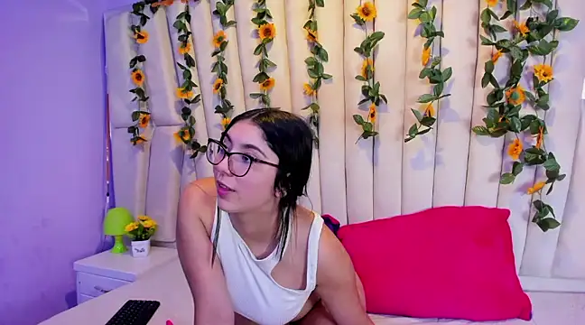 Lucy Anall  online show from February 8, 2025, 10:08 pm