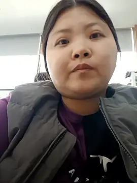 hello098712 online show from September 18, 2025, 3:31 am