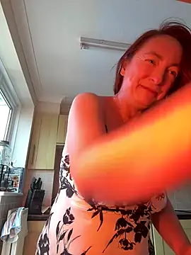 LouiseTswing online show from October 3, 2025, 11:12 am