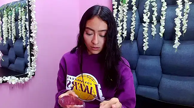 Miaa Thopmson online show from March 7, 2025, 6:54 pm