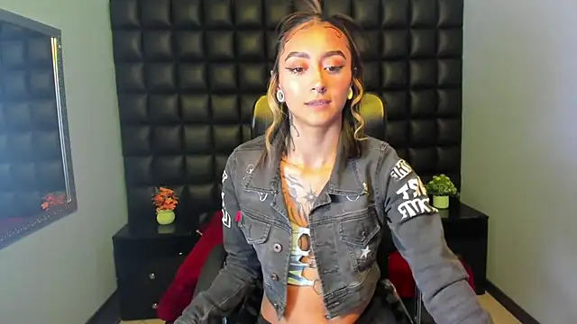 Miaa Thopmson online show from October 7, 2025, 8:54 pm