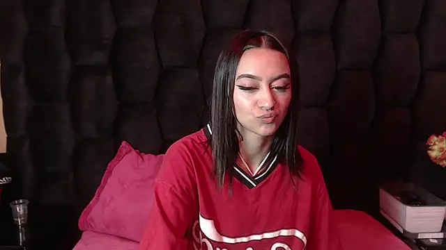 Miaa Thopmson online show from September 18, 2025, 12:02 am