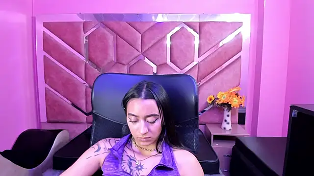 Miaa Thopmson online show from September 11, 2025, 10:32 pm