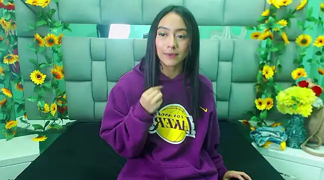 Miaa Thopmson online show from March 18, 2025, 6:50 pm