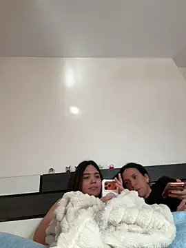 daniniescobarr online show from April 8, 2026, 4:52 pm