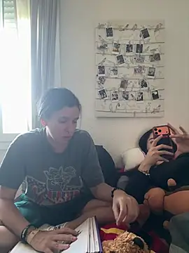 daniniescobarr online show from April 5, 2026, 4:46 pm