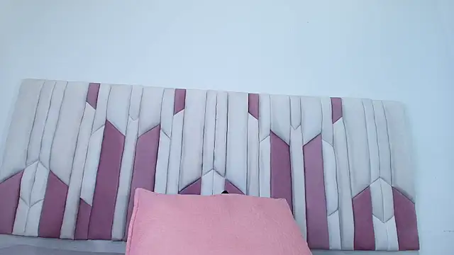 mia stanfort online show from September 24, 2025, 7:09 pm