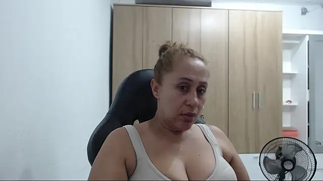 RoxanaLove9 online show from May 10, 2026, 1:09 am