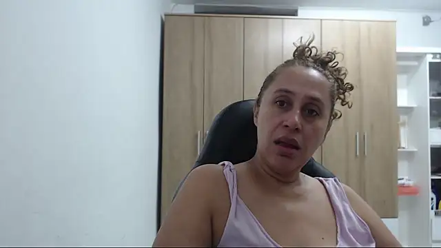 RoxanaLove9 online show from April 26, 2026, 10:40 pm
