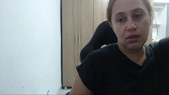 RoxanaLove9 online show from June 19, 2026, 2:17 am