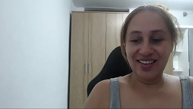 RoxanaLove9 online show from June 17, 2026, 11:03 pm