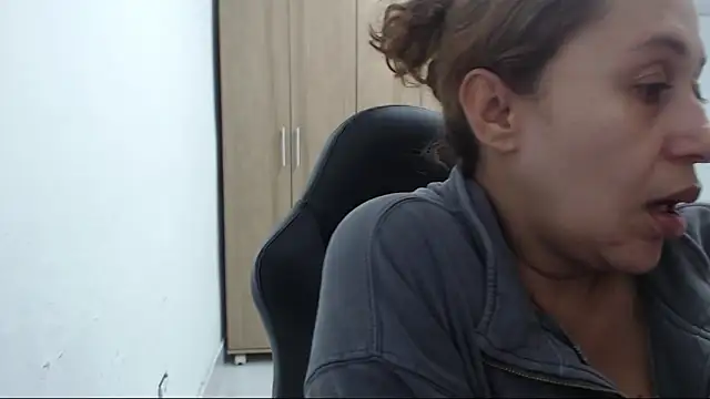 RoxanaLove9 online show from November 8, 2025, 1:31 am