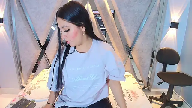 Annie9  online show from October 10, 2025, 4:57 am