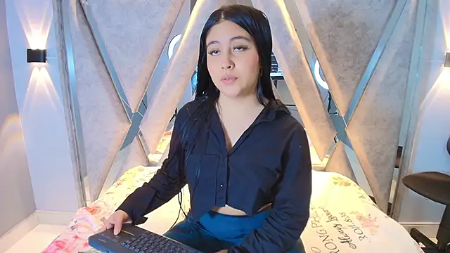 Annie9  online show from October 25, 2025, 3:38 am